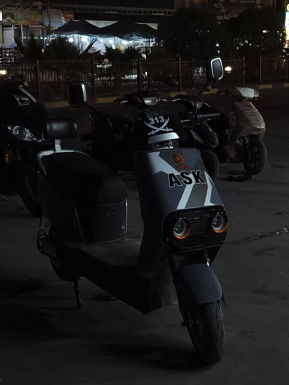 دراجه سكنس شحن 318 فئة السبورت ملفها 3000W بطاريات العدد 6 30A امبير دراجه طياره سرعتها الحقيقه 93 وتمشيك اقل شي 60 كيلو دراجه نظيفه 
1- سويجين وبصمتين وكارتين 
2- بيها فيشه وضع ECO الاقتصادي وفيشه ثانيه وضع SPORT يعني طياره 
العنوان بغداد الحسينية السعر 850 وبيها مجال 
الرقم *********** متوفر واتساب
