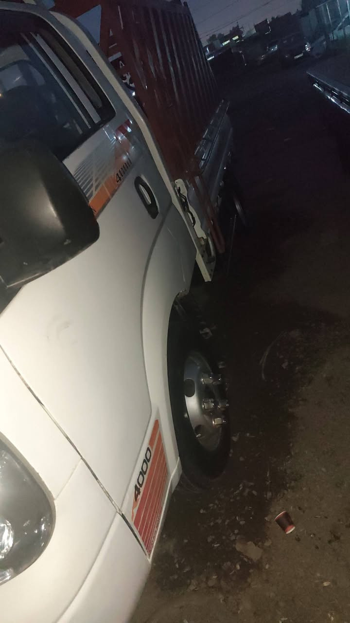 السلام عليكم هاي كيا فحل نظيفه السياره السياره مقفوله بس بيها ضربه باب السائق 2010 سياره قفلها 100 ماكينه ***********
