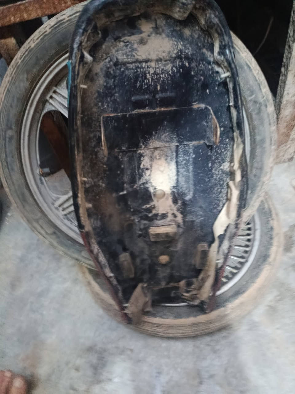 اغراض مأطور  كلشي وسعره خابر وتدلل *********** وعندي بعد اغراض
