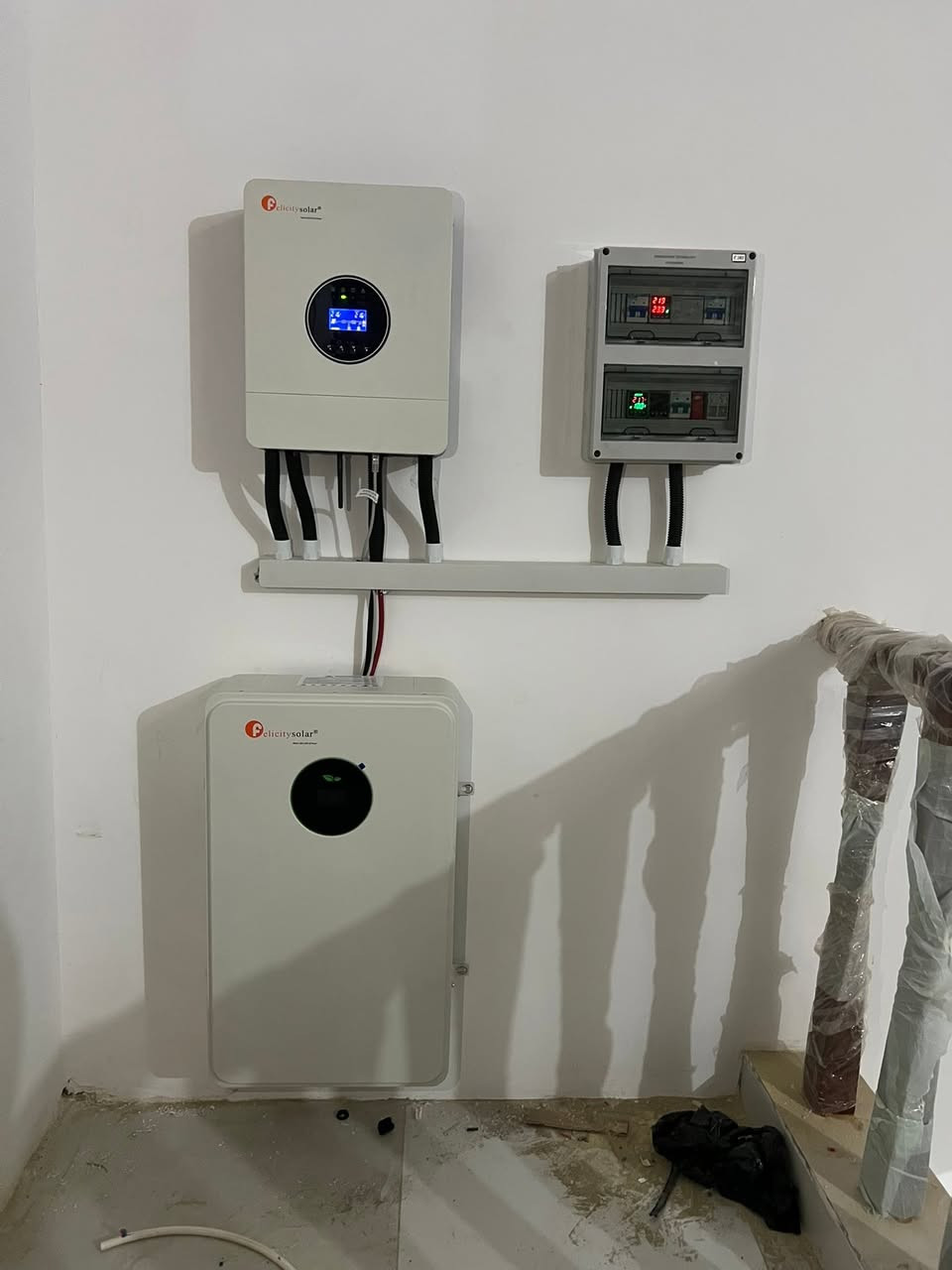 🔋 تم بعون الله نصب منظومة طاقة شمسية بقدرة 10 أمبير (ليلي ونهاري) في قضاء الحمزة الشرقي 🔋

✅ مكونات المنظومة:

• انفيرتر فيليستي (Felicity) سعة 6KW
ضمان سنتين.

• بطارية فيليستي ليثيوم سعة 10KWh
ضمان 5 سنوات.

• ألواح جينكو سولار (Jinko Solar) ثنائية الوجه (Bifacial) العالمية
عدد 6 ألواح، سعة اللوح الواحد 620 واط.

• بوردات حماية منفصلة للـ AC والـ DC.

• جوزات حماية وفيوزات وجوزات إطفاء حرائق.

• هيكل حديد مغلون مقاوم للصدأ والعوامل الجوية.

🛡️ ضمان شامل لمدة سنة على أعمال التنصيب وكافة الملحقات، ويشمل:
الأسلاك، الجوزات، الهيكل، أعمال الصيانة والخدمة.

📞 للاستفسار والحجز:

***********

***********
