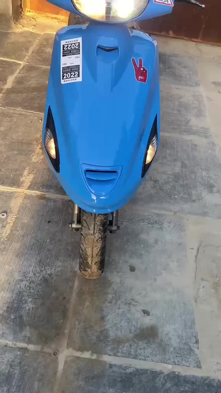 سلام عليكم دراجه فراشه نثيه للبيع 
محرك مكفول ناعم مفتوح كفر جديد سواد نضيف كهربائيات كامله ليت زنون  كابريته جديد صالنصه جديده دبلات أمامي وخلفي جددد تخم تاير جديد سعر ٢٧٥ قفل من لاخير بدون عمله المكان الديوانية قضاء الحمزه الشرقي ***********
