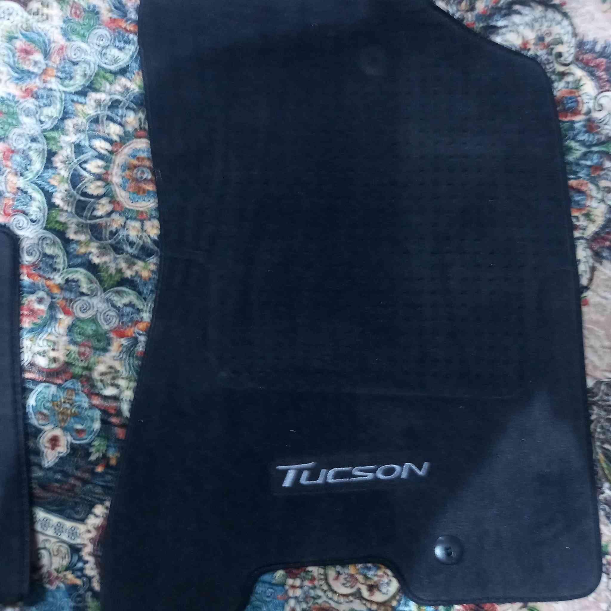 من رخصه الادمن 
السلام عليكم عندي كاربد توسان للبيع الظهر مالته ربر وهذا موضح قطعه ما تتفوت الصراحه 
رقمي واتساب ***********
