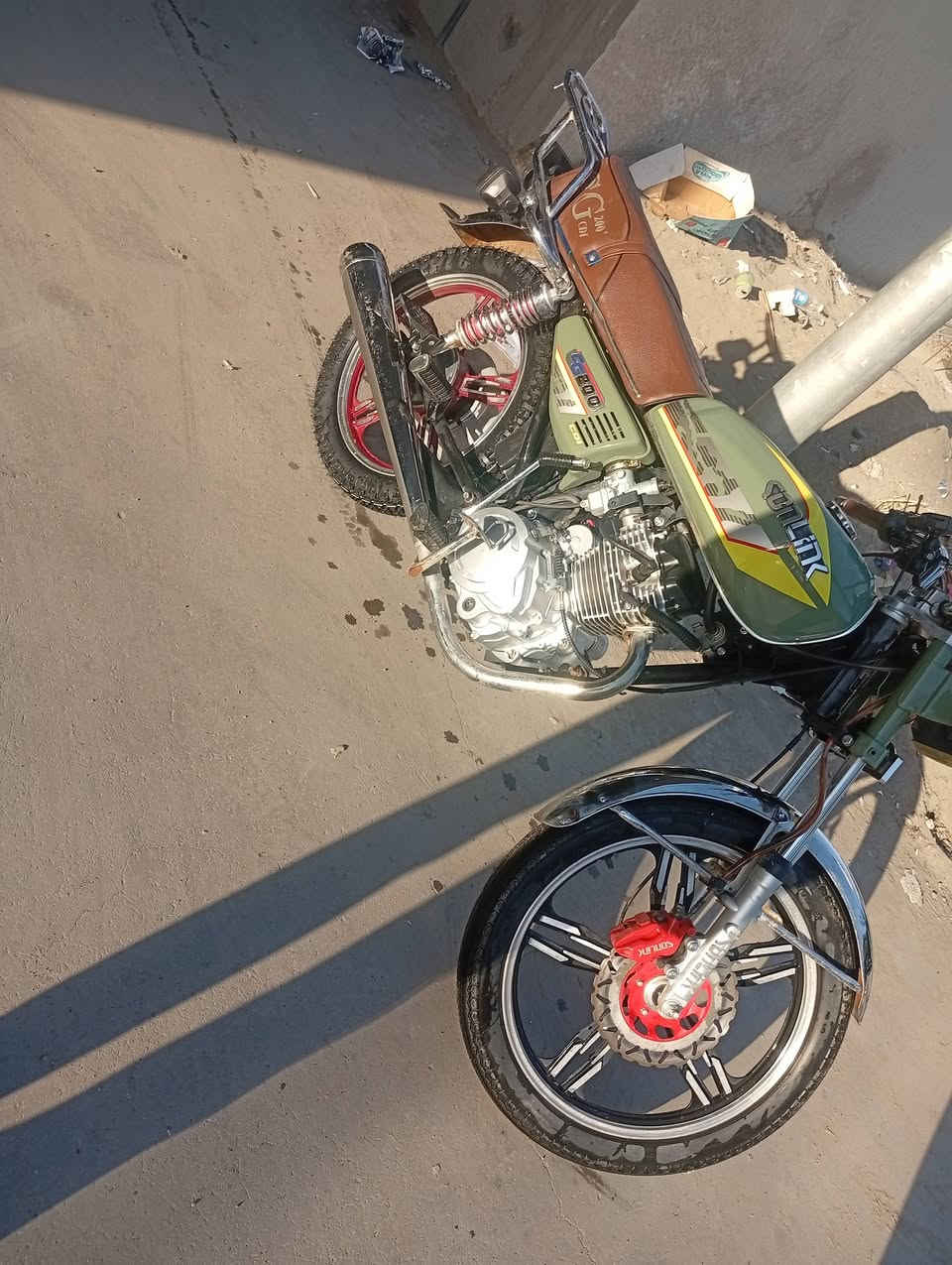 سلام عليكم دراجه سونك موديل 24 دراجه نضيفه ما متعوبه كلشي شغال سلف دشبول اشاير هرون تشغيل عن بعد محرك ما مفتوح كلشي بلادي بيه  وهاي كدامكم بل صوره سعر 650 وبيه مجال بسيط . ***********
