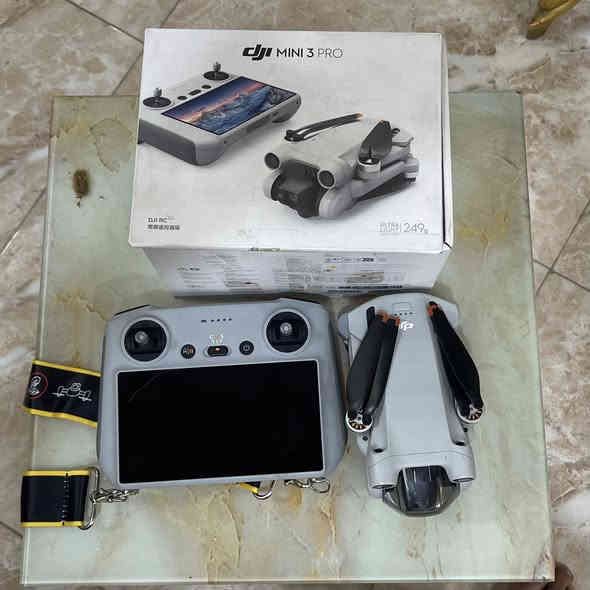 السلام عليكم درون مني 3 برو سمارت كونترول عادية وليس كومبو استخدام قليل نضيفة نسبة النظافة 95‎%‎ مكاني واسط الكوت توصيل غير موجود تجي تفحص وتشوف بعينك وبالعافيه عليك للاستفسار اتصال فقط ***********
