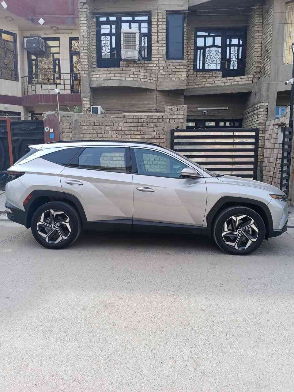 💎 توسان هايبرد 2024 ليمتد (Limited) VIP أعلى فئة 1/1  موديل 2024، أعلى فئة بالوارد الأمريكي (Limited)، سيارة نظيفة جداً وجاهزة من كلشي.
 تقليل استهلاك وقود).
​نظام الدفع: HTRAC (دفع رباعي ذكي يسيطر بكل الظروف).
​المواصفات والرفاهية (Limited Edition):
​نظام الركن الذكي (Smart Park): تقدم السيارة وترجعها بالريموت بدون سائق (ميزة ممتازة للخروج من الأماكن الضيقة).
​الكاميرات: محيطية 360 درجة (4 كاميرات تعطيك رؤية كاملة لكل زاوية Bird Eye View).
​قيادة ذاتية ذكية، رادارات كاملة (أمامية، خلفية، وجانبية)، نظام الحفاظ على المسار، وتوقف اضطراري ذاتي.
​الداخلية: جلد أوف وايت (Off-white) ملكي ونظيف جداً، تبريد وتدفئة بالكراسي.
​الحادث: دعاميه اماميه تبديل القطع الأصلية.
​إيرباك (الدركة وبرده)
 السيارة جاهزة من كل الجوانب
​المكان: بغداد –المشتل
​السعر  215   ورقه قابل للتفاوض البسيط للجادين.
​📞 للاتصال والاستفسار:
​***********
