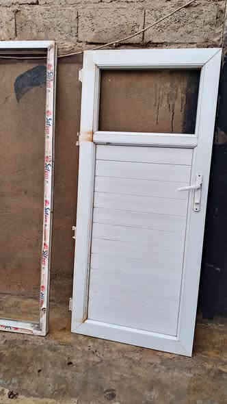 باب بلاستك للبيع سعر 20 الف بيها مجال *********** مالت صحيات ماعرف قياسات
