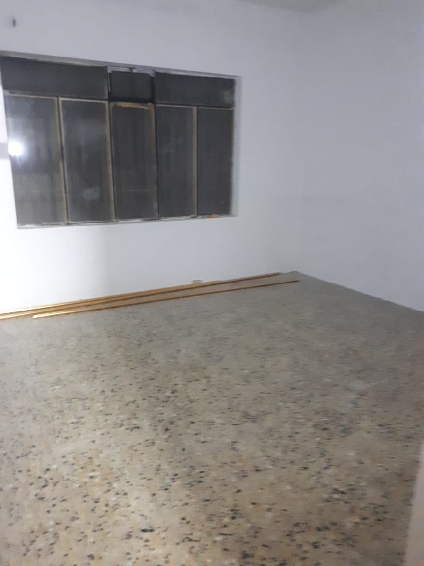 طابق ثاني للإيجار يتكون من ثلاثة غرف وهول وصحيات ومطبخ وبيتونه العنوان حي التاميم قرب جامع محمد الفائق سعر للإيجار ٢٠٠ الف 
واتس اب  :***********
اتصال هاتفي:***********
