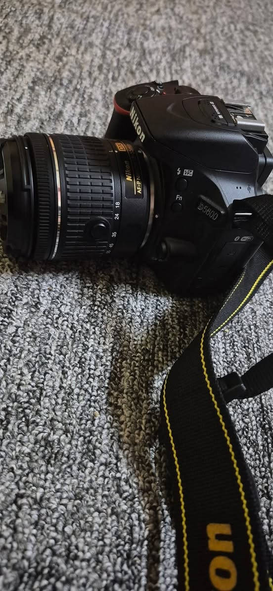 📷 للبيع نيكون D5600 – استخدام شخصي نظيف جداً
السلام عليكم،
أعرض للبيع كاميرتي الشخصية نيكون D5600، استعمال خفيف جداً ونظافة أقرب للجديد. الكاميرا ما كانت قطعة أساسية في التصوير، لذلك فرصة لمن يبحث عن قطعة بحالة الوكالة.

❄️ حالة الكاميرا:

· استخدام شخصي ومكفول.
· جسم الكاميرا خالي من الخدوش والصدمات (نظافة الجديد).
· شاتر ما زال بحالة ممتازة (عدد لقطات قليل).
· شاشة الـ LCD محمية منذ أول يوم.
· البطارية أصلية وتشبس ممتاز.

📦 محتويات العرض:

· جسم الكاميرا (Nikon D5600).
· العدسة الأساسية الاصلية
· الشاحن الأصلي.
· بطارية أصلية عدد2
· حزام اليد الأصلي.

💰 السعر المطلوب:السعر 635 ألف (قابل للتفاوض البسيط للمشتري الجاد).

المحافظه//البصرة


**إذا كنت صاحب هذا الإعلان وتريد حذفه لأي سبب، رجاءا أرسل رسالة إلى الدعم الفني**