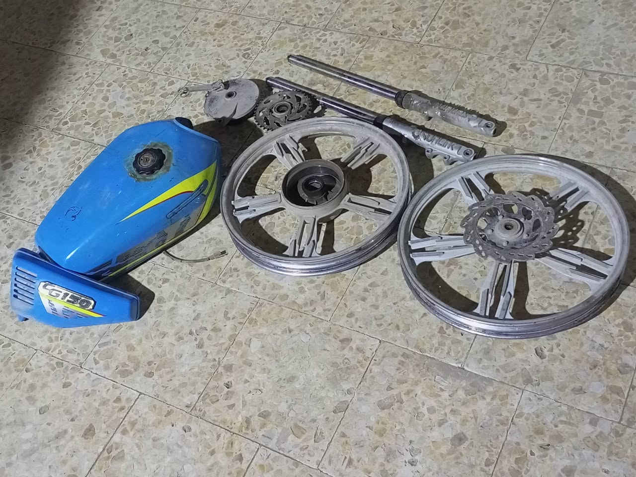 سلام عليكم شباب
غراض دراجة البيع 
تانكي نفخ مغلون مع صفاحيات 
زوج دبلات امامي
ويل كب امامي وخلفي 
مع دشالي وقبق بريك خلفي أصلي 
+ كشن مجاني هديه 
العنوان ديوانية مركز سعر 60 وبيهن مجال قليل 
اليريدهن يراسلني خاص ..؟


**إذا كنت صاحب هذا الإعلان وتريد حذفه لأي سبب، رجاءا أرسل رسالة إلى الدعم الفني**