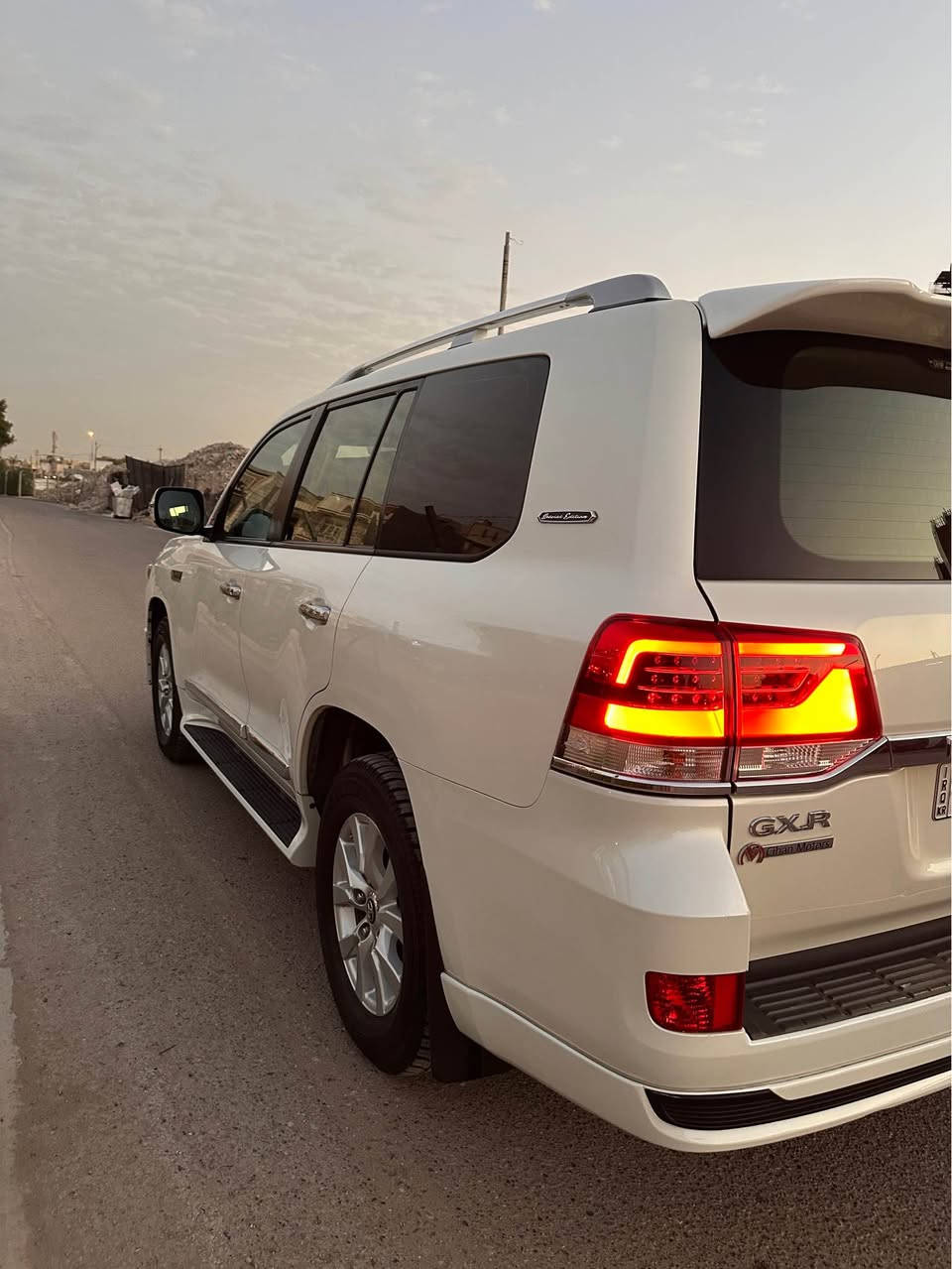 سلام عليكم 
 للبيع  
لاندكروز 2019 💣شركه جيهان GXR
المواصفات
1- فتحة 🕳️
2- بصمة 
3- ثلاجة 🥶
4- كرسي كهرباء ⚡
5- شاشه عرض كاربلي 💻
6-كاميره خلفيه 👀
7- 2  ايرباك 
8-دفع رباعي 🎮
 رقم اربيل بأسمي 
حجم المحرك: 6 سلندر 4000✅
السياره بدون صبغ بدون بارد كفالة بيها رصعات بسيطه وكير ومكينه وحدادية وتخم تاير جديد 
وشرط  الفحص
السعر 49000$
مكان السياره بغداد السيديه
*********** 📞 بغداد, العراق
