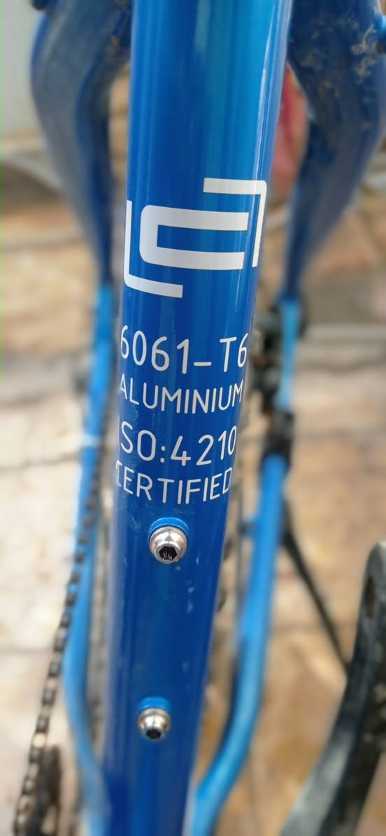 السلام عليكم 
بايسكل ceres للبيع مستخدم قليل 
بريكات هيدروليك ناقصه بس تبديل دهن
حجم 27 قياس ميديم
السعر:220 وبي مجال قليل 
للاستفسار خاص.


**إذا كنت صاحب هذا الإعلان وتريد حذفه لأي سبب، رجاءا أرسل رسالة إلى الدعم الفني**