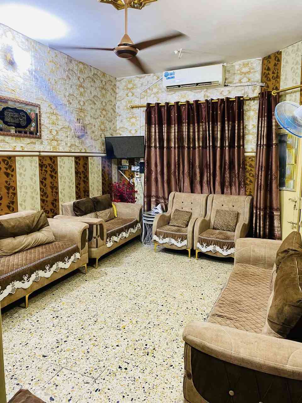 💠 بيت للبيع – طابو زراعيي باسمنا 

المساحة: 100 متر

الواجهة: 7.5 متر

النزال: 15 متر

البناء: طابقين

🏠 الطابق الأول:
غرفة نوم + غرفة استقبال + هول + صالة + مطبخ صغير + صحيات داخلية وخارجية

🏠 الطابق الثاني:
غرفتين نوم + غرفة ثالثة مسويها مخزن + صحيات + سطح

🔨 البناء حديث ونظيف، الواجهة طلس جاهزة، كلشي مرتب وما يحتاج صرف إضافي

📍 الموقع: سبعة نيسان – خلف كلية التربية الأساسية، قرب جامع خديجة، وعلى بعد خطوات من الشارع العام

✨ المنطقة هادئة، راقية، ومثالية للاستقرار، خصوصًا للعوائل الباحثة عن راحة البال وقرب الخدمات

📲 للاستفسار 
***********
