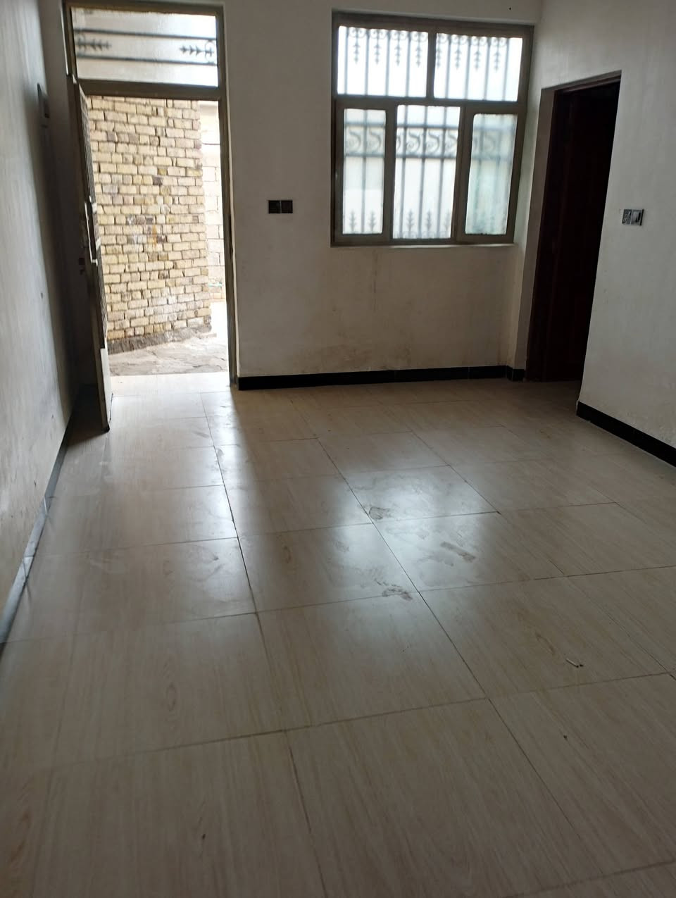 السلام عليكم بعد اذن الادمن دار زراعي للبيع فيه معاملة تطويب في البلدية مستلم وصل من قبل البلدية تفاصيل الدار غرفتين نوم وصاله ومطبخ واستقبال ومجمع صحيات خارجية مع حديقه اماميه وخلفية البناء حديث عام ٢٠٢٣ علما المنطقة كاملة الخدمات ماء كهرباء مولده تبليط مجاري العنوان الأمين الاولى خلف محطة وقود الشموس شارع سيراميك العيساوي الفرع ٧٤للاستفسارعن الدار الاتصال على الرقم التالي (***********)
