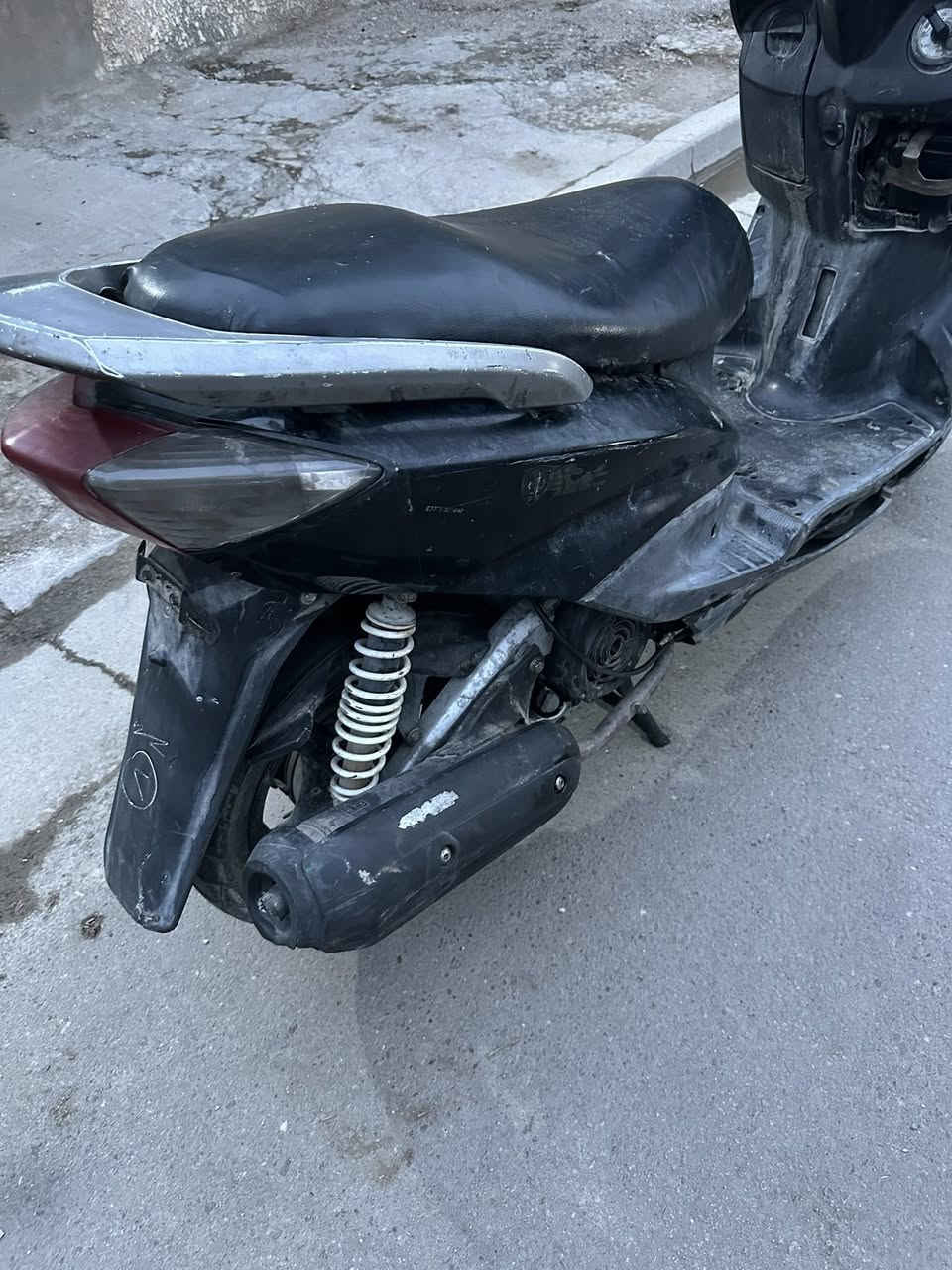 السلام عليكم سكنس نثيه حلوه نضيفه كلها شغاله
كيج بانزين كيج سرعه كهرباءيات كلها كامله بس تحتاج ترتيب 
مكان بغداد الكاضميه
شغاله نكره
 السعر ٣٥٠
الرقم ***********
