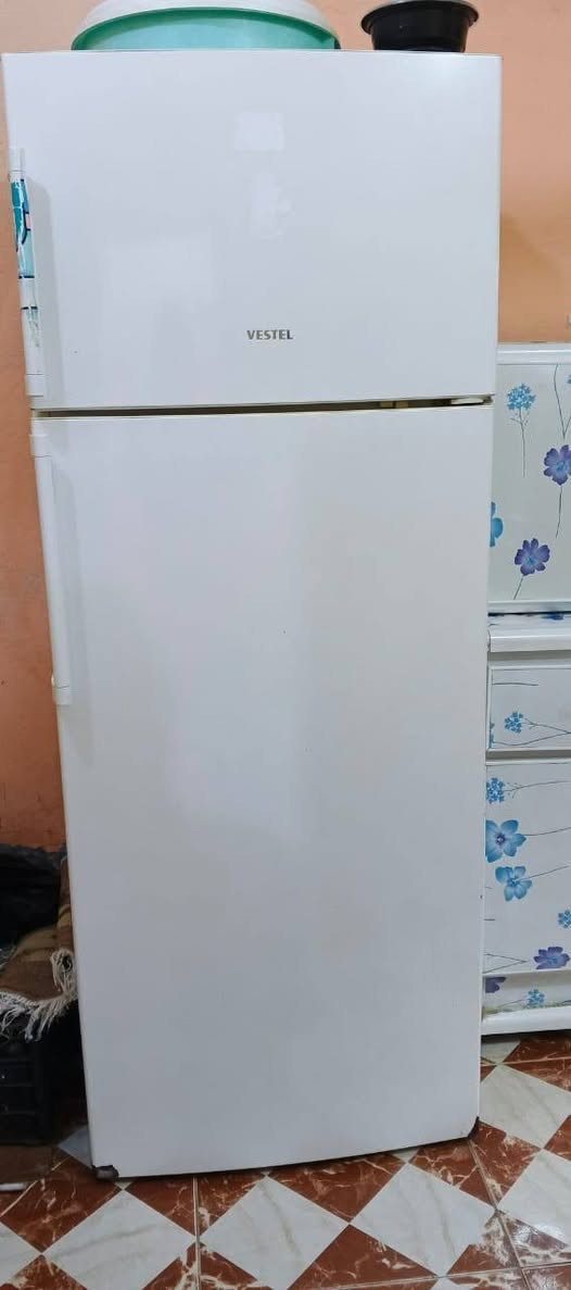 طباخ مصري 4 مشاعل نضيف كلش وشغال العيون والفرن شرط الفحص 
ثلاجة فيستل الحجم الكبير عطلانة ما نعرف شنو عطلها ابيعها على وضعها 
الاسعار مناسبة اني مكلف بلنشر الاتصال بلرقم واتساب موجود 
***********
