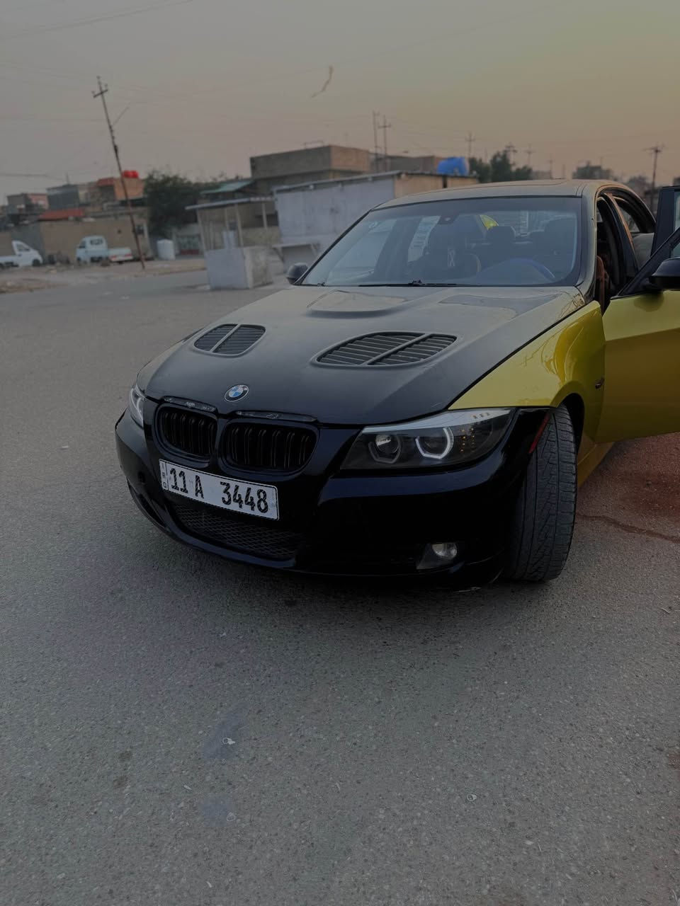 سلام عليكم 
BMW E90 2011 
محرك 6 سلندر تون توربو N54 ( كايمة ) 
تو كلر مذكور بالسنوية مصبوغة عام 
رقم بغداد مميز بسم اخوي تحويل بكل وقت 
كشنات جلد M 
انارة ترحيب فتحه سقف 
مواصفات معروفه E90 
رقمي : ***********
مكان السيارة بغداد - الحبيبية 
اخوان السيارة تاخذه بكرين فاتح كير و مكينه باب البيت 
السعر : 69 بغداد, العراق
