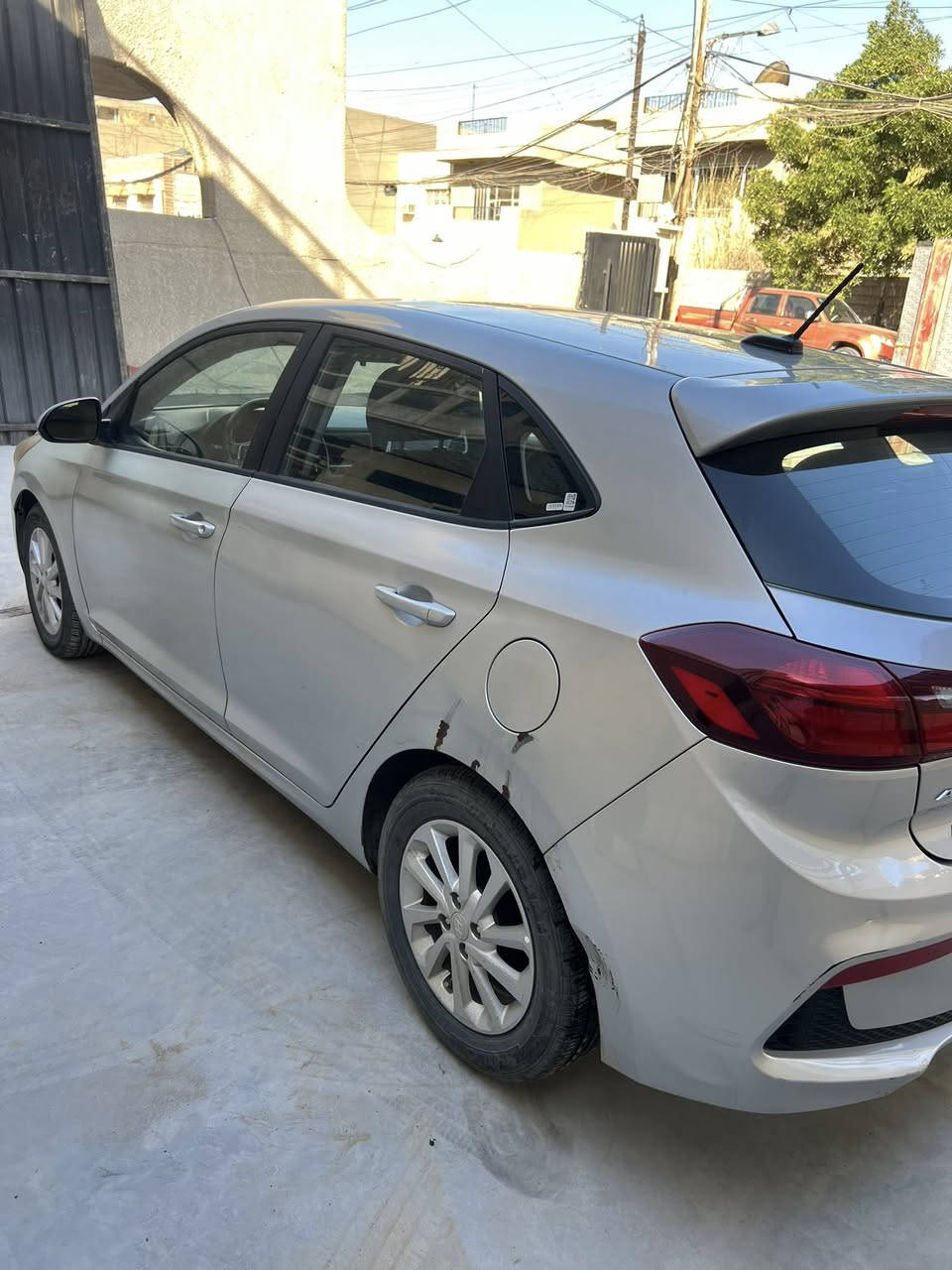 السلام عليكم اكسنت هاج باك ٢٠١٩ 
وارد كندي 
حادثها  بيها جاملغ وباب سايق وصبغ بنيد بس صبغ وبيها طخة بل جاملغ الخلفي مثل ما موضح بل صور ماشية ٩٥ الف كيلو السيارة على ايدي
 حرة بغداد 
شاشة كبيرة بلادية تدعم ابل كار 
كامرة دوارة بلادية
تدفئة كشنات 
مود سبورت 
لايت ابيض لد 
وباقي الموصفات المعروفة 

السعر ٩٤ وبيها مجال بسيط 
***********
