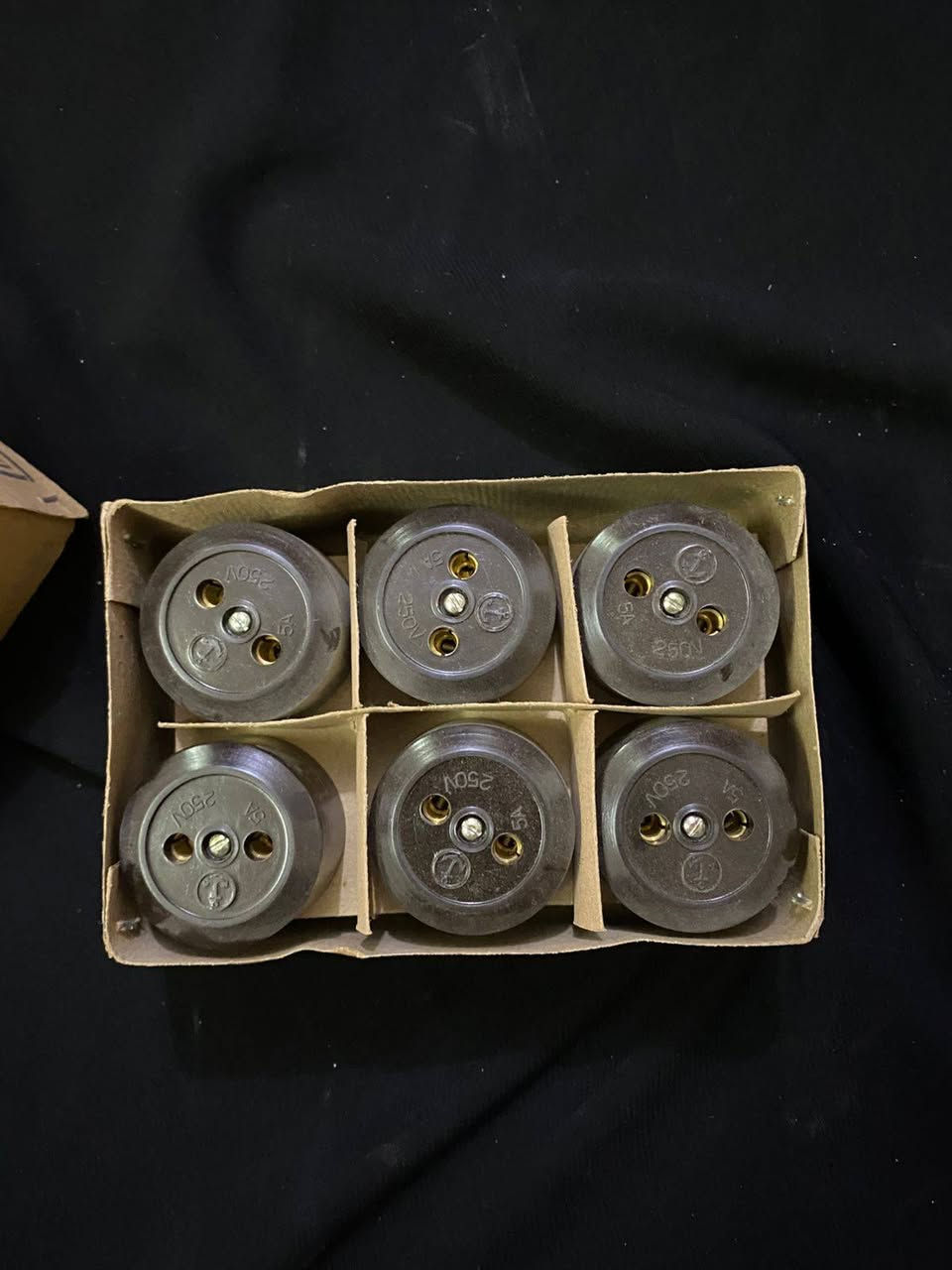 نقاط كهرباء جيل الطيبين غير مستخدم كل درزن 12 قطعة


**إذا كنت صاحب هذا الإعلان وتريد حذفه لأي سبب، رجاءا أرسل رسالة إلى الدعم الفني**