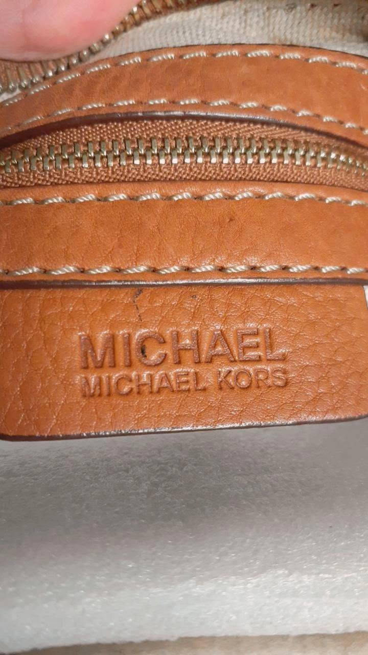 حقيبة Michael Kors أصلية 100% طراز (Hobo) المميز بلون الكرمل وجود كافة الأختام والرموز الخاصة بالماركة محفورة بالداخل وعلى القطع المعدنية  تأتي مع  سير رياضي عريض السعر 15 الحجز والاستفسار مراسله الصفحه


**إذا كنت صاحب هذا الإعلان وتريد حذفه لأي سبب، رجاءا أرسل رسالة إلى الدعم الفني**