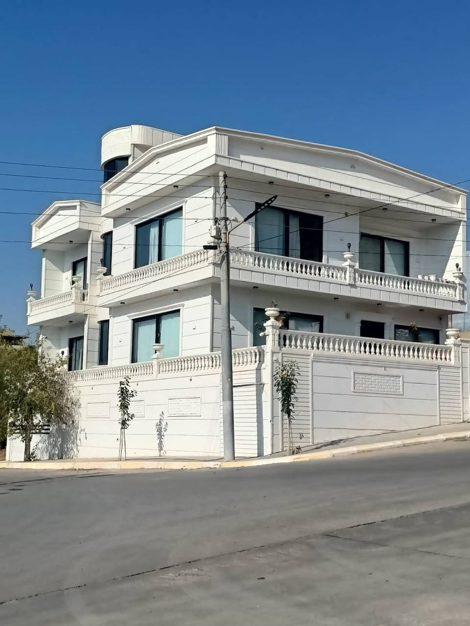 🏡ڤيلا طابو صرف وبأسمي انا شخصياً 
📍السليمانية، مصيف دوكان ، شارع المحكمة ، 
250 متر مباشرة على شارع 20 متر 
مع الأثاث 
💸تصلح للاستثمار السياحي في مصيف دوكان، يمكن أن تقسم الى 4 شقق عائلية.
السعر 21 دفتر وبيها بعد مجال حقيقي للمشتري الفعلي.
للاتواصل ***********
