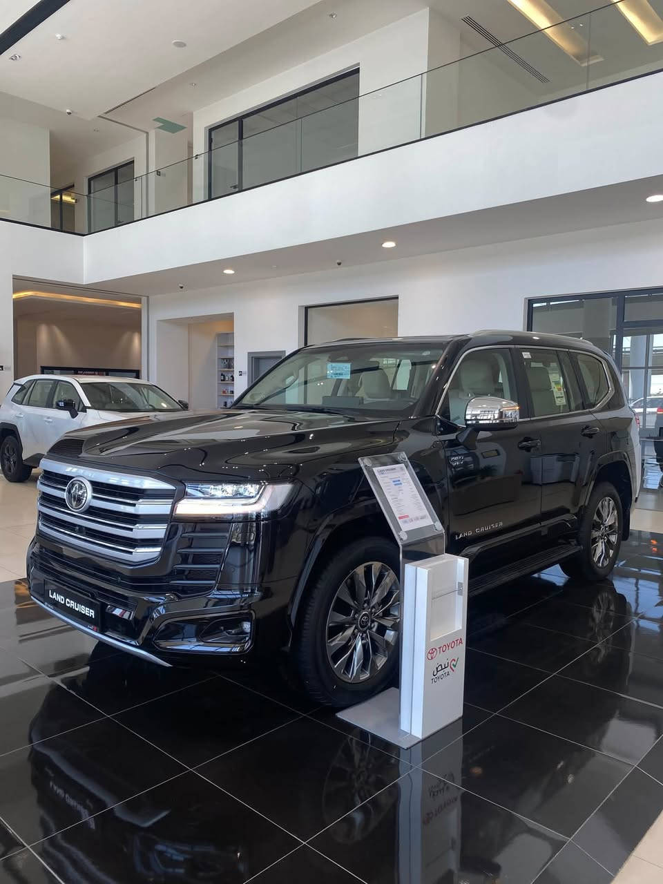 لاندكروزر Vx هايبرد ٢٥ زيرو للبيع 

منفيست جنوبي مع امكانية ترقيم السيارة حسب رغبة الشراي

* شاشة عرض 12.3 بوصة مع نظام صوتي JBL بـ 14 سماعة
* لوحة عدادات رقمية 12.3 بوصة
* شاشات ترفيه للمقاعد الخلفية
* مرآة رؤية خلفية رقمية
* إغلاق الأبواب التلقائي (شفط)
* نظام الرؤية البانورامية
* إضاءة داخلية تفاعلية
* قفل تفاضلي أمامي وخلفي
* نظام مراقبة النقطة العمياء
* نظام سلامة تويوتا ٣

الضمان تويوتا العراق

* ضمان البطارية: 8 سنوات
* ضمان السيارة: 3 سنوات أو 100,000 كم
* صيانة مجانية: سنتان أو 40,000 كم

للاستفسار و التواصل عبر الرقم التالي 
***********
