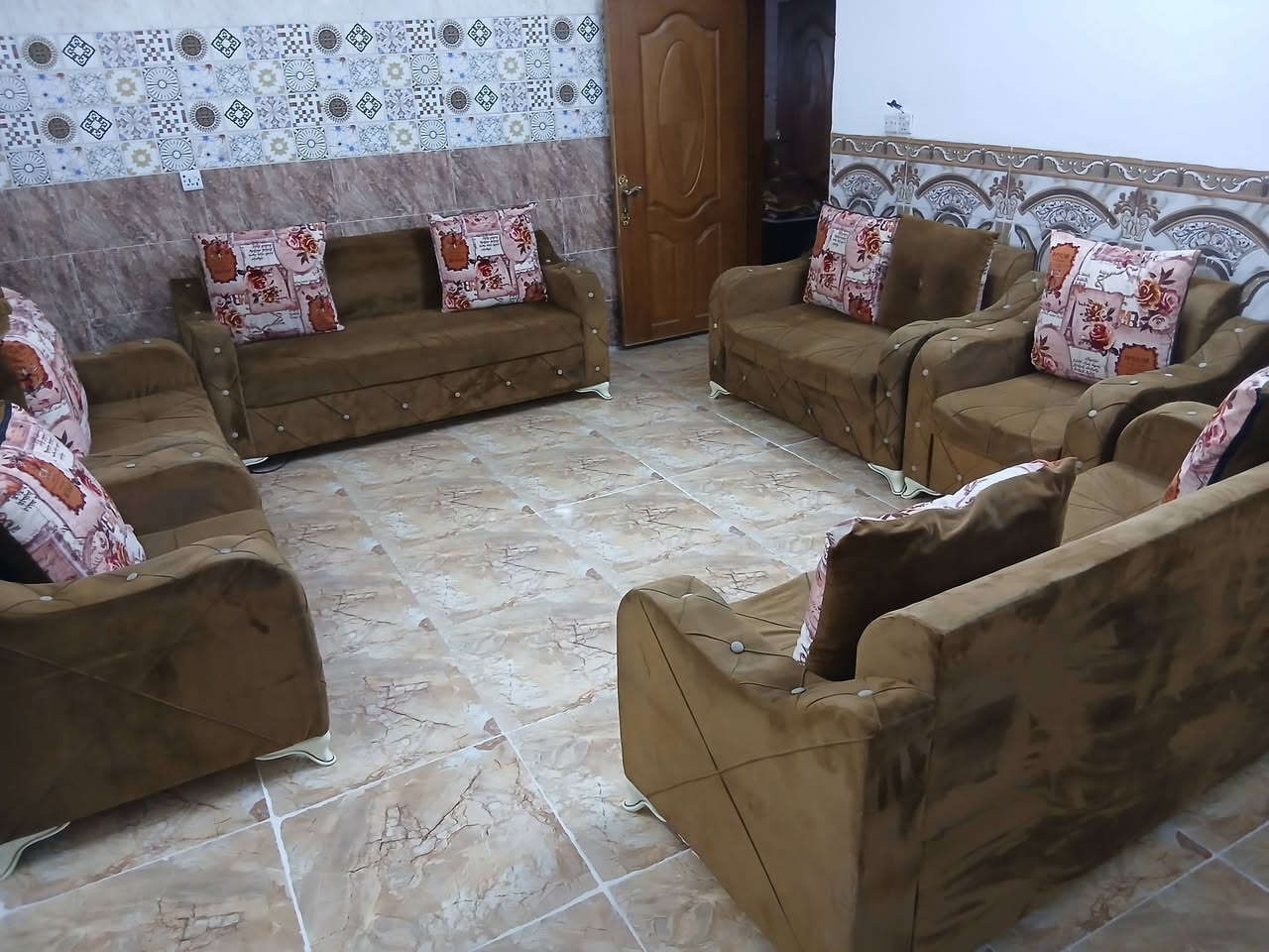 سلام عليكم من رخصة ادارة الكروب تخم ١٢ مقعد مع ميز تلفزيون السعر ٢٠٠ الف مكان بغداد حي الجهاد الي يرغب بالشراء الاتصال على الرقم *********** موجود واتساب
