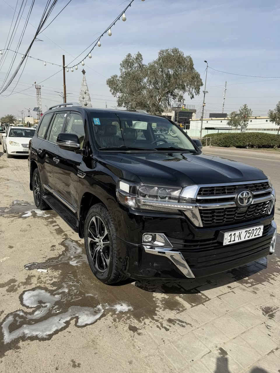 لاندگروز2021  ساز اصلي الفئة العالية محرك 8سلندر 4600 فول مواصفات 1/1 رقم بغداد بأسمي السيارة المواصفات 
1- بصمه + بصمه ابواب 
2- سلايت 
3- كشنات جلد + كهرباء  
4- دشبول لگزز + 3 شاشات 
5- صندوگ كهرباء 
6- 3 شاشات 
7- كامرات 
8- حساسات امامي خلفي 
9- شاحن لاسلكي 
10- دبل ماوس 
11- محرك V8
12- اناره داخليه 
13- 8 ارباك
14- تشغيل عن بعد 
15- اشاير لكزز
فول مواصفات اصل 1/1 مكان بغداد 
مغلفة PPF الاصلي
السيارة مكفولة من كلشي بيهة بس بارد على گد إصبعين بل بل باب الخلفي الجهة العكس السايق 
وماشية 87,000 كيلو متر حقيقي وقابل للزيادة
السعر($60,000) يعني 6 شدات
المكان بغداد البنوگ
ما متواجد عل خاص 
للأستفسار *********** 
موجود ع خط و ع الواتساب
