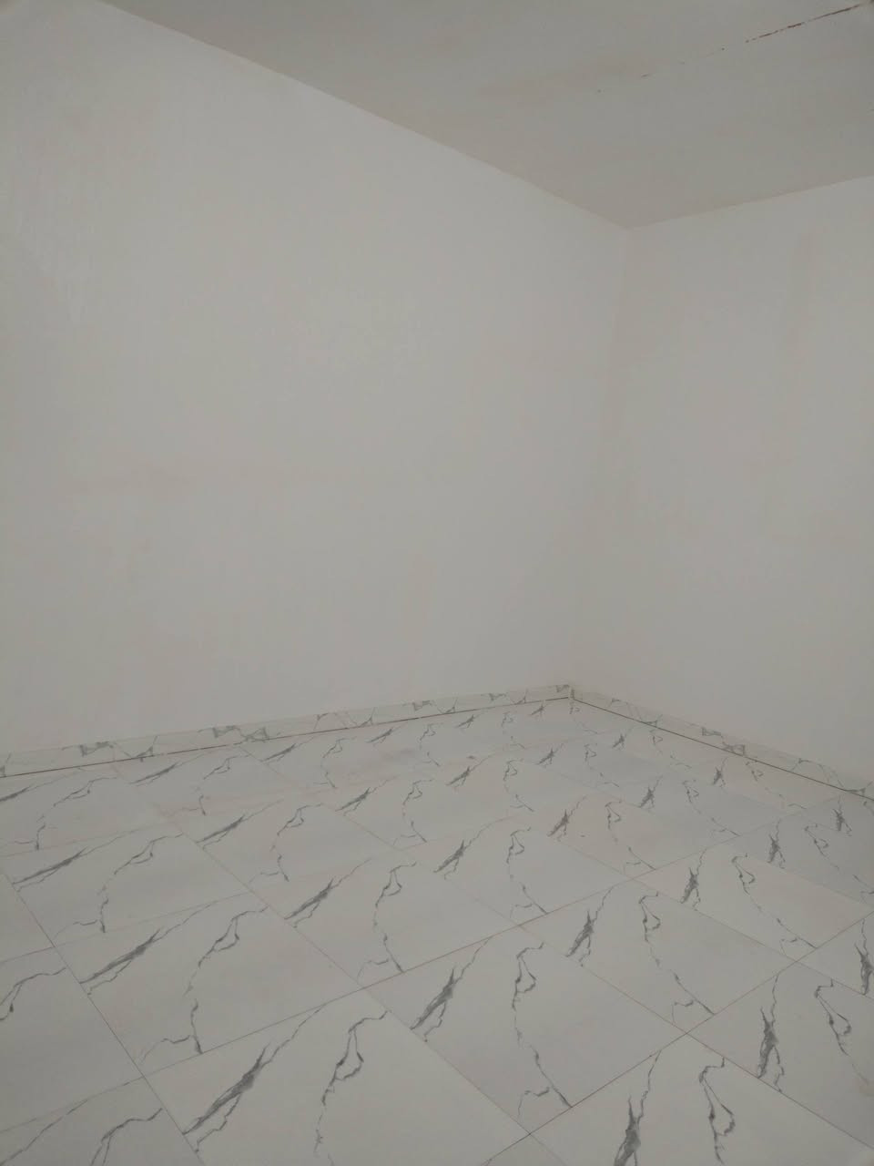 سلام عليكم بيت ليجار عنوان الدفاس منطقه العزه بصف حي النداء مع ماطور ومقطوره الف لتر واير سحب بيت جاهز *********** وات ساب بي او اتصال
