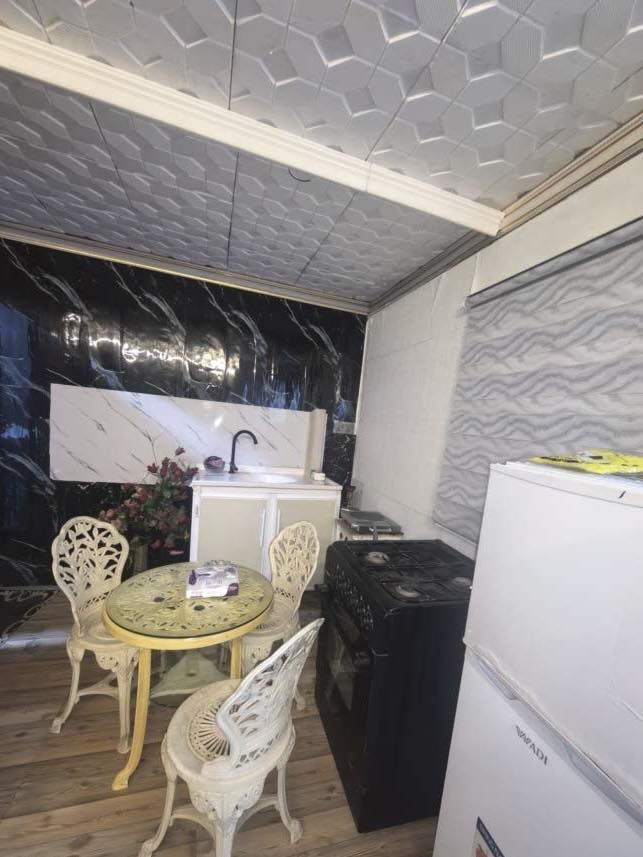 شقه أجار موثثه بريهة تصلح مكتب او موضفين طابق ثالث غرفه صاله وملحقات اجار750
س ***********
