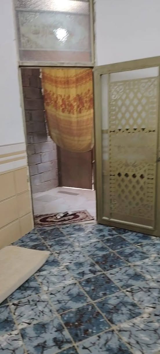 بيت للبيع سند ٢٥ الحر الكابينات واقع حال ٦٥ بس بلسند ٥٠ متر عرض الشارع ٨ متر البيت طابقين الطابق الأول كامل بس الثاني هيكل كامل حته ستاره كامله عوزه بس لبخ الطابق الثاني البيت كله كونكريت مسلح شغل درجه اولا سعر البيت ٥٨ وبي مجال بسيط للاستفسار اكثر اتصل ***********
