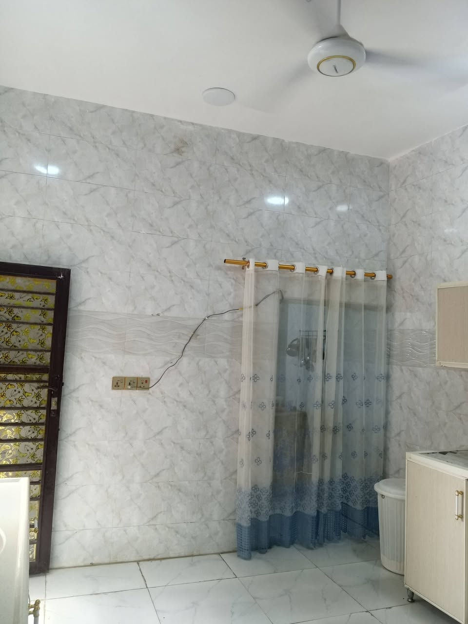 دار سكن للبيع بناء حديث
طابوك سقف كونكريت 
كافه الخدمات متواجده
3غرف نوم
مع صاله مع صحيات خارجيه 
مطابخ حار مع بار مع كراج سياره 
حاوي العباس شارع حسن ال وارد قرب المدرسه
يرجى الاتصال 
***********
