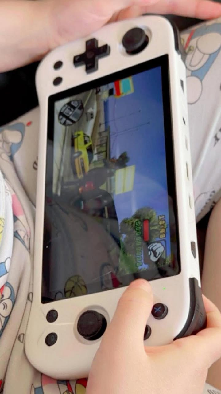 السلام عليكم 
جهاز محمول جدا عملي وميصرف شحن بي العاب وخانات معبة خير من الله بي رام عدد2 
والجهاز جديد بس فتحته شفت الالعاب البي وفحصته جدا حلو وعملي العابه اتاري وسيگا وبلي ستيشن 2 وممكن زياده العاب واختيارات العاب احدث مع كارتونه وشاحن كامل


**إذا كنت صاحب هذا الإعلان وتريد حذفه لأي سبب، رجاءا أرسل رسالة إلى الدعم الفني**