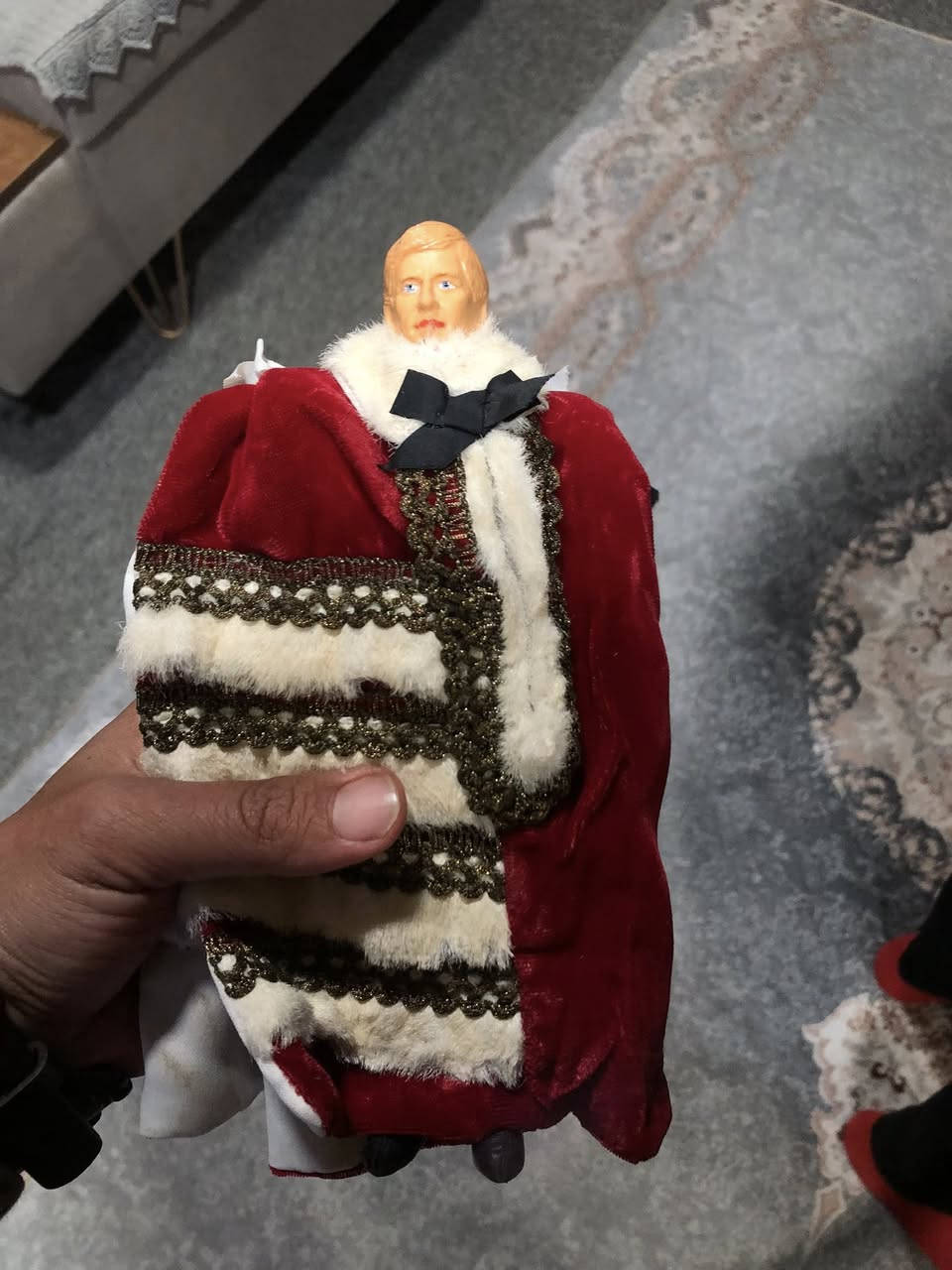 هذه دمية عتيقة من نوع Nisbet تمثل الأمير تشارلز في أردية الدولة.
تتميز الدمية بعباءة حمراء مع فرو أبيض وزخرفة ذهبية.
تمثل الزي الذي ارتداه خلال تنصيبه أميراً لويلز.
تعتبر قطعة تجميعية عتيقة (Vintag


**إذا كنت صاحب هذا الإعلان وتريد حذفه لأي سبب، رجاءا أرسل رسالة إلى الدعم الفني**