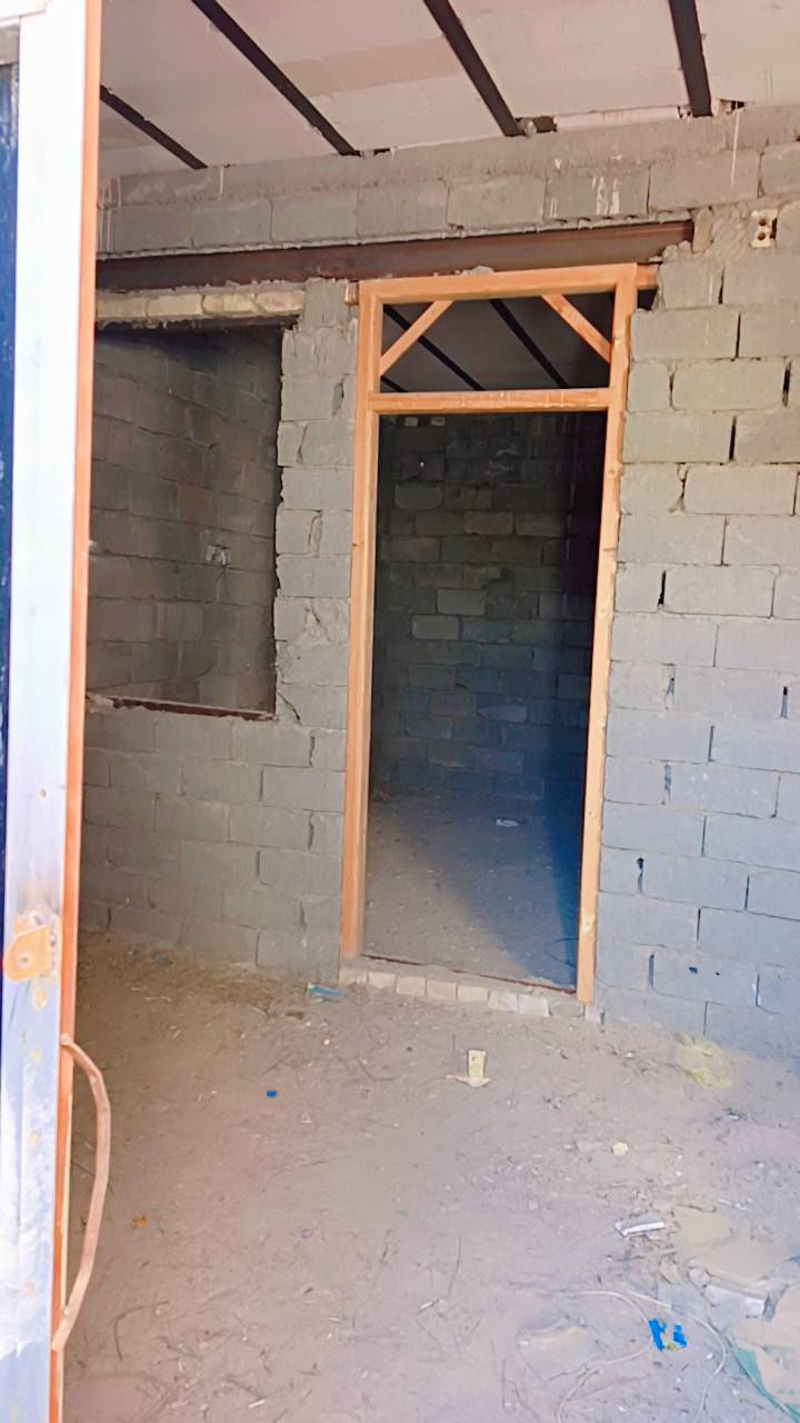 هيكل مسقف  للبيع مكانه علوه الفحل شارع عشره المساحه 55متر غرفه وصاله ومطبخ وحمام السعر 🌹18مليون بي مجال قليل الاستفسار وتساب ***********
