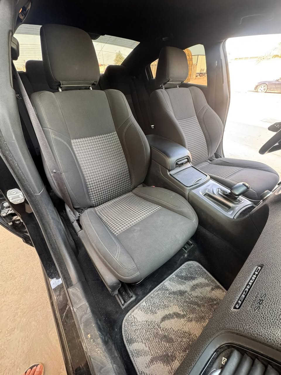 جارجر gt وارد امريكي 2023 بدون رقم 
لون اسود 
فول السياره 
الضرر جاملغ وخشم البنيد بدون دواخل 
السياره خير من الله 
كشن كهربائي 
شاشة كبيره 
مكان السياره ديوانيه 
السعر 220$ وبيه مجال حك الجيه 
وما اتوقع اكو هجي سعر 
الاتصال ***********0
