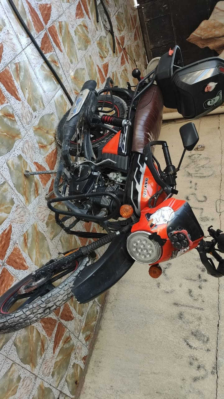 اسلام عليكم دراجه دايوان ٢٣
مرقم بغداد باقي بس عل ستلام الوحات 
الدراجه خير من الله وبرغي ما مفتوح بيه غير بس الباتري مبدل  لئن شادله لايت قوي  للستفسار الاتصال 
***********
