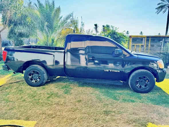 السلام عليكم للبيع فقط نيسان تيتان موديل 2008 محرك 8 سلندر حبل حبل بدون كص گير ومحرك شرط تخم تاير جديد صدر جديد تبريد تدفئه كهربائيات شغاله لايت زنون مسجل شاشه السياره خانه وربع بانزين مو گاز 
مكان السياره قضاء العلم قريه سمره 
السعر 45 $ورقه وبيها مجال قليل 
***********
