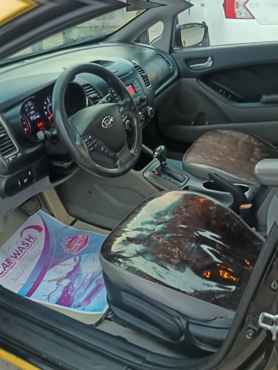 🚗للبيع كيا فورتي 2016 - بحالة ممتازة - للبيع (بغداد)
​التفاصيل:
​الموديل: 2016.
​المحرك: 1800 دوش (قوة وأداء ممتاز).
​الحالة الميكانيكية: السيارة بحالة جيدة جداً، لا تحتاج لأي مصاريف (شغل واطلع).
​الصيانة: - تخم تاير جديد.
​باتري جديد.
​صدر كامل جديد.
​الرقم: بغداد، والتحويل مباشر (أوراق جاهزة).
​السعر المطلوب: 107 ورقة (10,700 دولار) وبيه مجال بسيط جداً للشراي
السونار داخل المنشور 
​للتواصل والاستفسار:
(***********)
