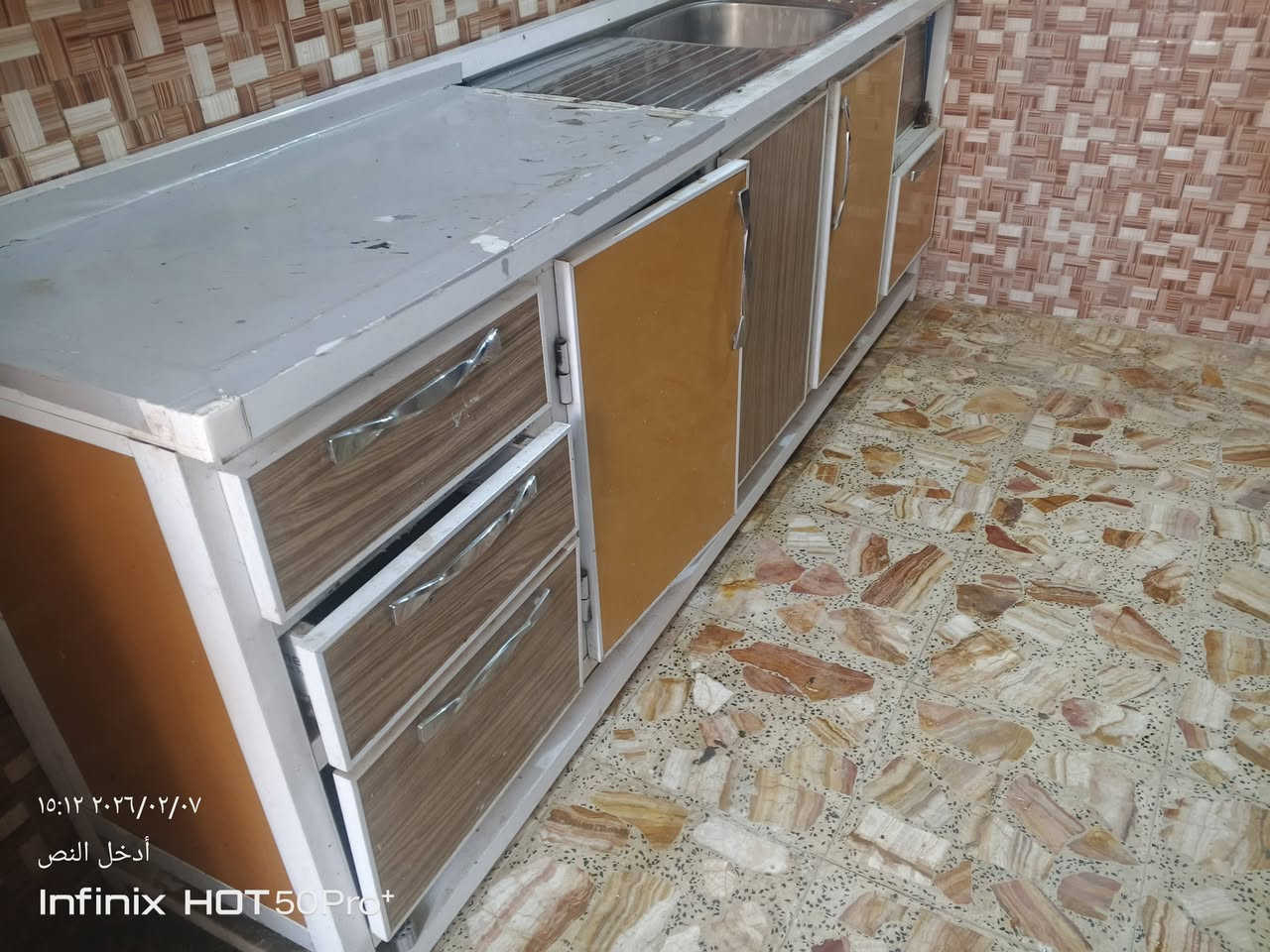 سلام عليكم للبيع كاونتر حجم الكاونتر مترين ونص السعر 300الف مع مجال المكان حي المكرمة التواصل عل هذا الرقم ***********
