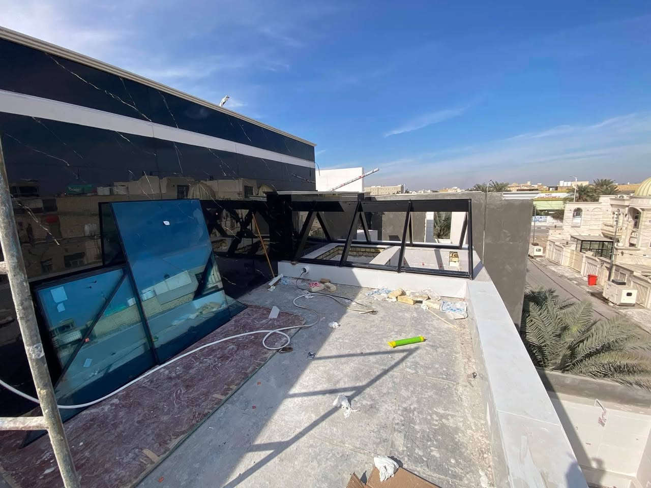 مجموعة من اعمال السكاي لايت بتصميم مميز!

شركة درع البيت للألمنيوم والزجاج تقدم مجموعة من اعمال السكاي لايت في مدينة الناصرية، حيث تم تنفيذ المشروع بأعلى معايير الجودة لضمان المتانة والأمان والجمال المعماري.

🔹 المواصفات الفنية للمشروع:
✅ الزجاج المستخدم: لامنيت مجلتن بثلاث طبقات زجاج مع سبيسر 12ملم، بلون بحري يعكس الأناقة والهدوء.
✅ مقطع الألمنيوم: كيرتن 5*15، يتميز بالقوة والصلابة لتحمل الظروف الجوية المختلفة.

نحرص دائمًا على تقديم الحلول العصرية في مجال الزجاج والألمنيوم، 

📍 مواقعنا:
 • أربيل: الصناعه الجنوبية خلف المعارض 
 • الأنبار – الفلوجه: مقابيل كليه السراج 

📞 للتواصل والاستفسارات:
***********
***********

#درع_البيت #سكاي_لايت #ألمنيوم #زجاج #تصاميم_عصرية #الناصرية #مشاريع_معمارية #العراق
