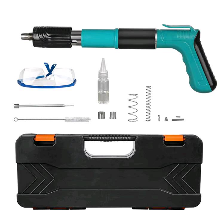 هذا الجهاز هو مسدس تثبيت مسامير خرسانية (Nail Gun) يعمل بالضغط لإدخال المسامير في الأسطح الصلبة مثل الخرسانة والفولاذ. 
الاستخدام: تثبيت الديكورات، القواعد، وأعمال البناء والتشطيب على الجدران والحجر. 
المميزات: خفيف الوزن، وسهل الاستخدام، ويأتي مع أدوات حماية مثل نظارة. 
القوة: يتمتع بقوة اختراق عالية قادرة على اختراق صفيحة فولاذية بسمك 3 ملم.
وين موقعك بالعراق؟ وهل أكو توصيل للمحافظات أو استلام يد بيد؟: 
يوجد توصيل كافه المحافضات  
شنو السعر النهائي، وهل قابل للتفاوض لو لا؟: 
السعر 16شامل توصيل 