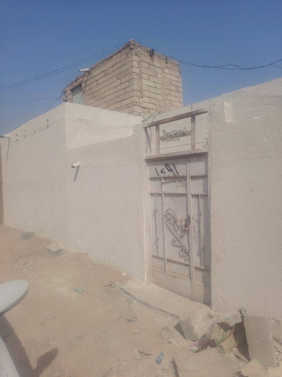 سلام عليكم بيت ايجار 120 غرفتين وصاله ومطبخ وصحيات  البيت جاهز من كلشي شارع المطار  يم اسواق فدك مكتب الصدرين  ***********
