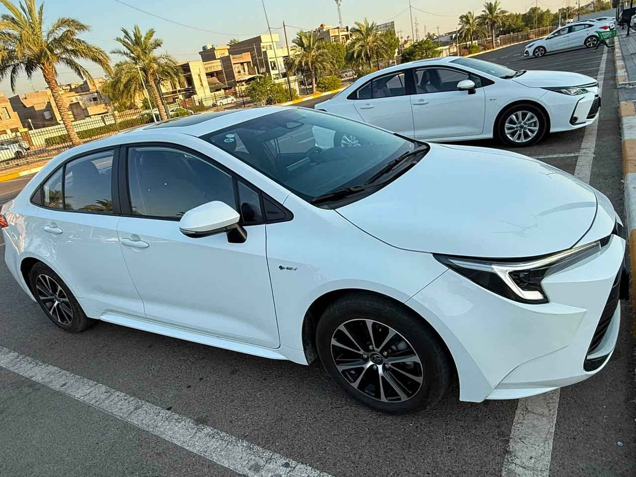 السلام عليكم 
كورلا هايبر 2025 للبيع 
سيارة شبه زيرو ماشيه (5,000) فقط بحالة الوكالة 
مكفولة كفالة عامة بدون صبغ وبدون ضربه   "تكحيله بسيطة بالدعامية فقط وموجودة صورتها" 
**مواصفات السيارة**
* بصمة
* فتحه بانوراما 
* قطعتين تبريد (امامي وخلفي)
* اشاير بالمرآة 
* تحديد مسار 
* مثبت سرعه 
* رادار 
* شاشة لمس 
* اوتو ستوب 
* تغير وضعية القيادة (الوضع الاقتصادي والطبيعي والسبورت)
 السيارة رقمها بغداد والسنوية باسمي وسيارة خير من الله نظيفة كلش وبالعافية على الياخذها 
السعر ….. (25,000,000) مليون 
مكانها …… بغداد - البياع 
للاستفسار متواجد فقط واتساب ***********
