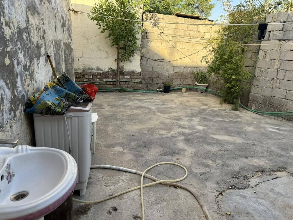 السلام عليكم بيت للبيع طابوزراعي مساحة ١٧١ بناء قديم يحتوي عله غرفتين هول مطبخ صحيات حديقه وره البيت سكف عكادة ارضية صب المكان مسيب شارع السده القديم السعر ٣٣وبي مجال للاستفسار ***********
