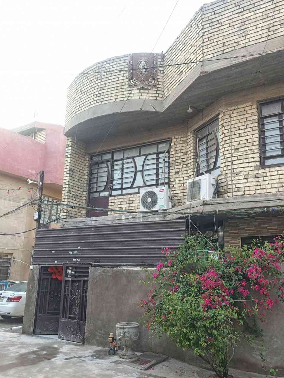 السلام عليكم بيت ركن داخل الفرع 100 متر مربع  الطابق الارضي يحتوي على استقبال+ مطبخ+ غرفه نوم+ حولي +صحيات داخليه+ خارجيه ///
الطابق الثاني يحتوي على ثلاث غرف نوم +صحيات سعر 117 بي مجال بسيط ***********
