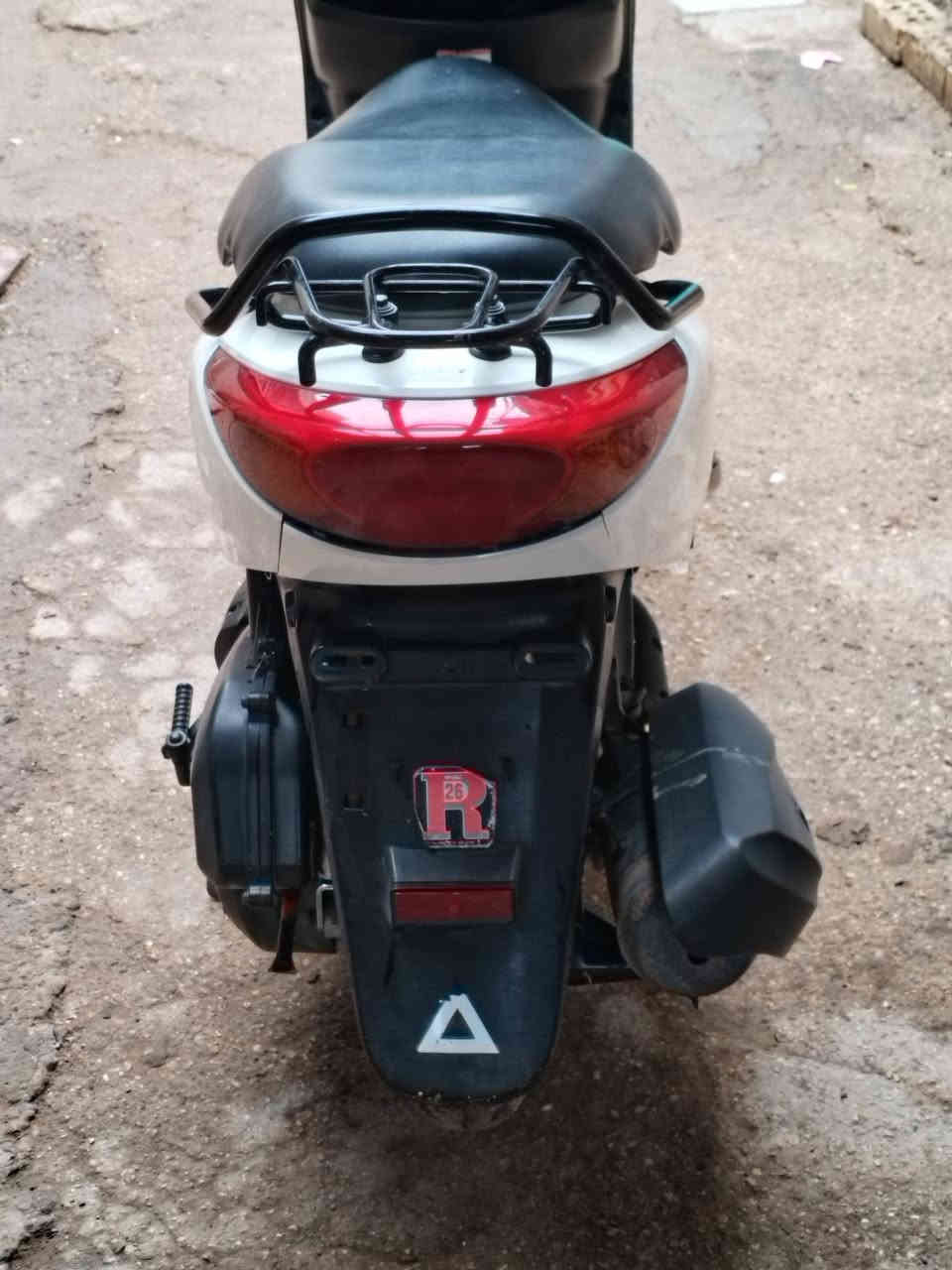 السلام عليكم دراجه اكزز نضافه 95 ما مفتوح برغي منه نضام نوزل الدراجه مال جناي  سعر 1650 وبيه مجال الي يجي بيخير ويدلل مكاني كربلاء  حي العباس ***********
