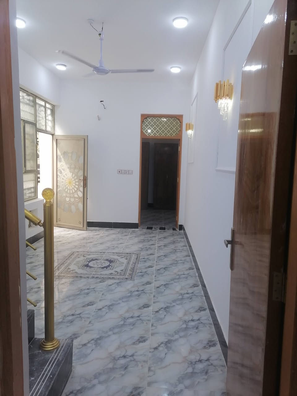 دار للبيع 100م صب مسلح طابق واحد شارع 10 حي النداء قرب شارع ستين العرضي موقف غرفه وصاله واستقبال ومطبخ وصحيات اتصال ***********
