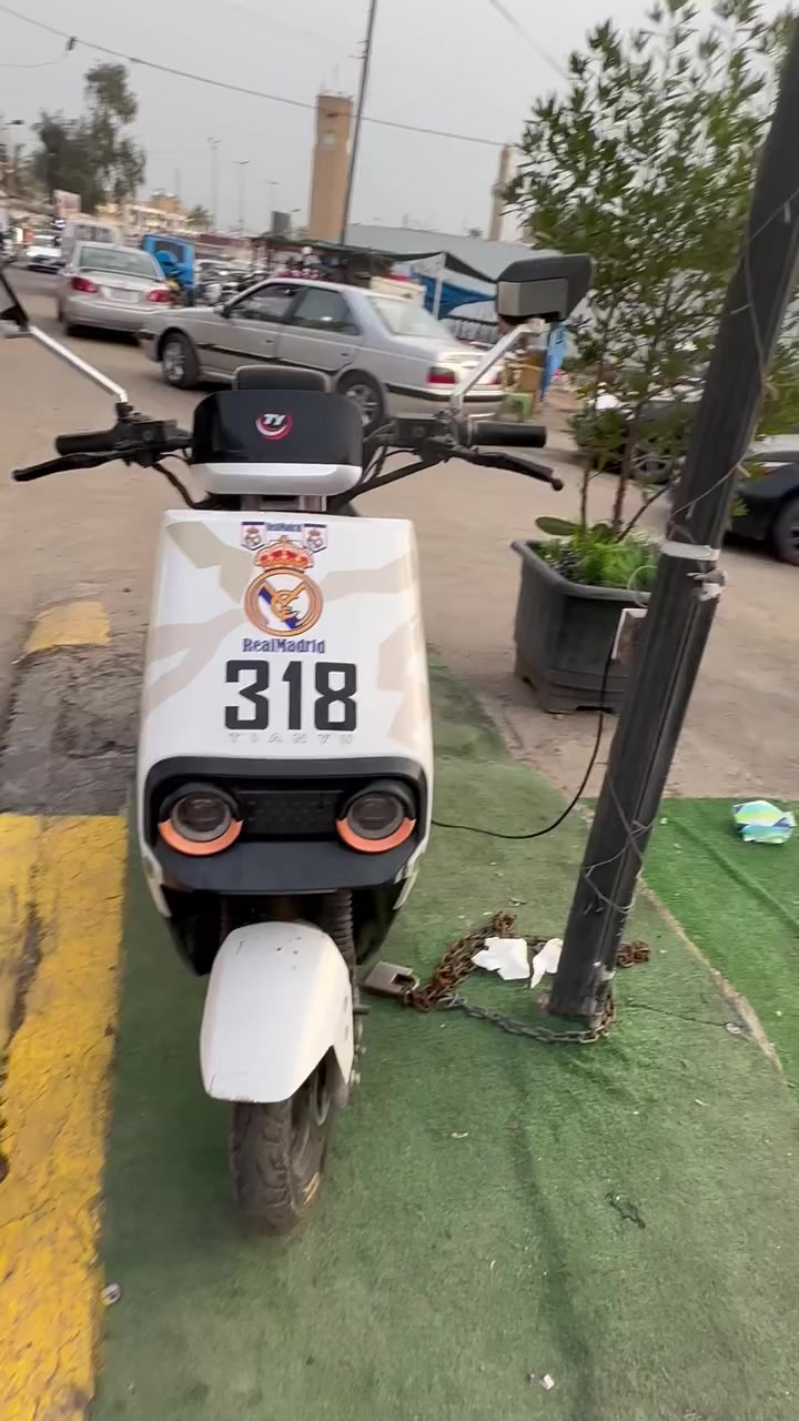 السلام عليكم 
سعر مناسب
دراجه شحن للبيع 
5بطاريات
المحرك: يعمل بمحرك كهربائي بقوة 1500 واط. 
البطارية والمدى: يستخدم بطارية جرافين، ويصل مداه إلى 60 كيلومتر في الشحنة الواحدة. 
السرعة: تصل سرعته القصوى إلى حوالي 65كم/ساعة. 
التصميم: يتميز بتصميم مخصص
، مع وجود أضواء أمامية مزدوجة مميزة
3نمر سرعه
للعنوان_بغداد_الاعظميه 
صار فتره من ماخذه 
تعال خاص بيك خير وتدلل


**إذا كنت صاحب هذا الإعلان وتريد حذفه لأي سبب، رجاءا أرسل رسالة إلى الدعم الفني**