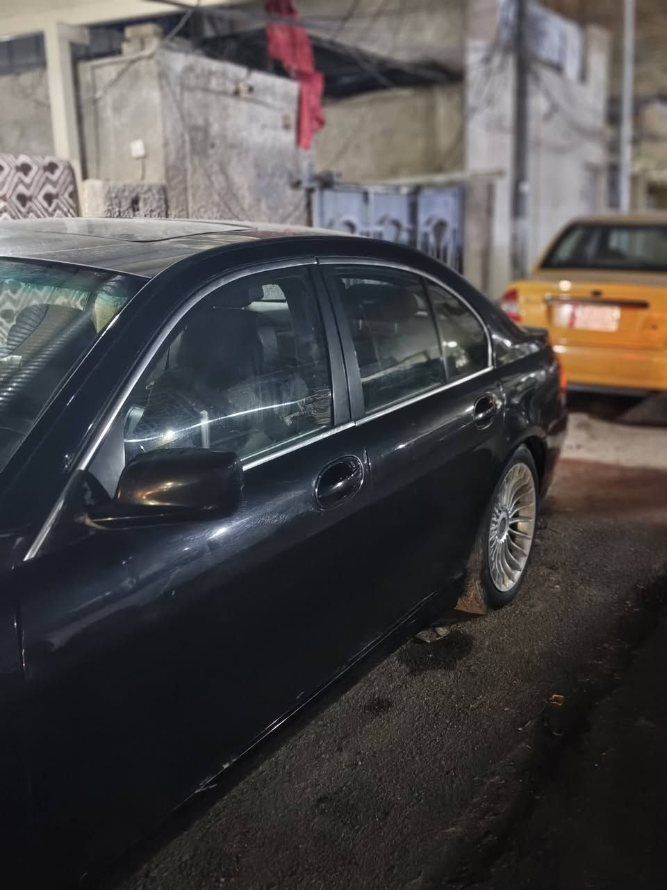 السلام عليكم 
باخرة 2006  745i
ابواب شفط
صندوق شفط وباقي المواصفات معروفة. 
مكينة 45 نضيفة كير نضيف. 
السيارة يرادلهه بعض الترتيبات بيهه نقوصات.  
مكفولة من الضربة، عدا طخة في الباب خلف الصدر 
رقم بغداد ما اندل راعيه اتكفل سرقة وعشائر 
بيع او مراوس 
السعر 60 وبيه مجال 
***********
