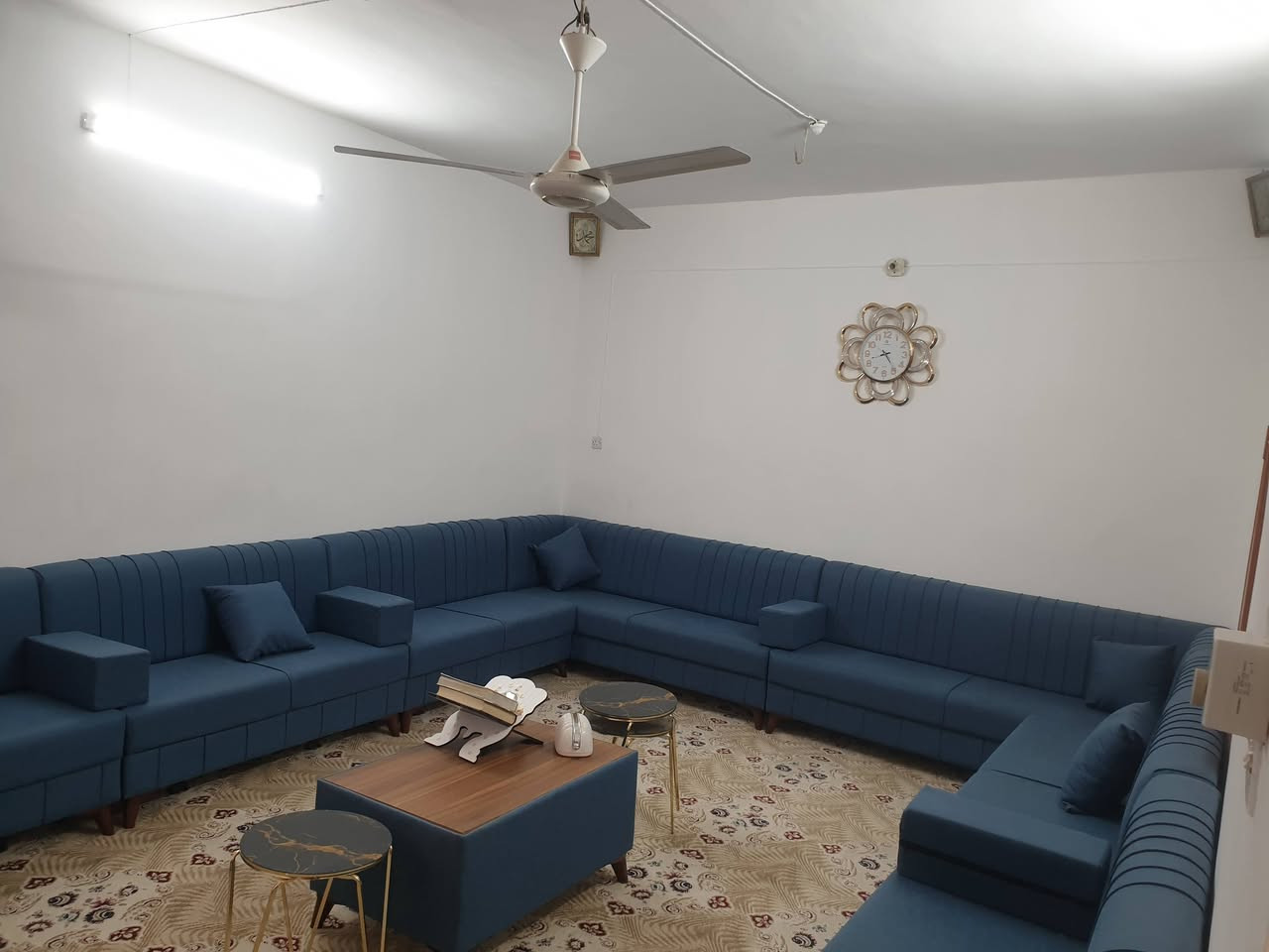 السلام عليكم
بيت للبيع ..🏠
مساحة ٢٠٠ متر في حي الجزيرة  
على ساحة أمامه حديقة خضراء ٢٠٠ متر تابعة الة 
طالعة منه أسواق شغالة (خير من الله)
يحتوي على استقبال وغرفتين كبيرة وصغيرة وصالة ومطبخ 
سطحه (صب) ...  البناء حالتة جيدة 
البيت بأسم صاحبه مستقلاً
للإستفسار..
 اتصال او مراسلة واتساب فقط
***********

